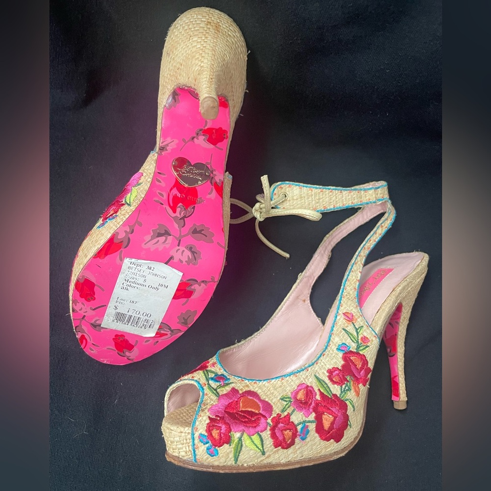 Very Pretty Betsey Johnson Jamison Natural Weave Heels.  Shoes  Size 5